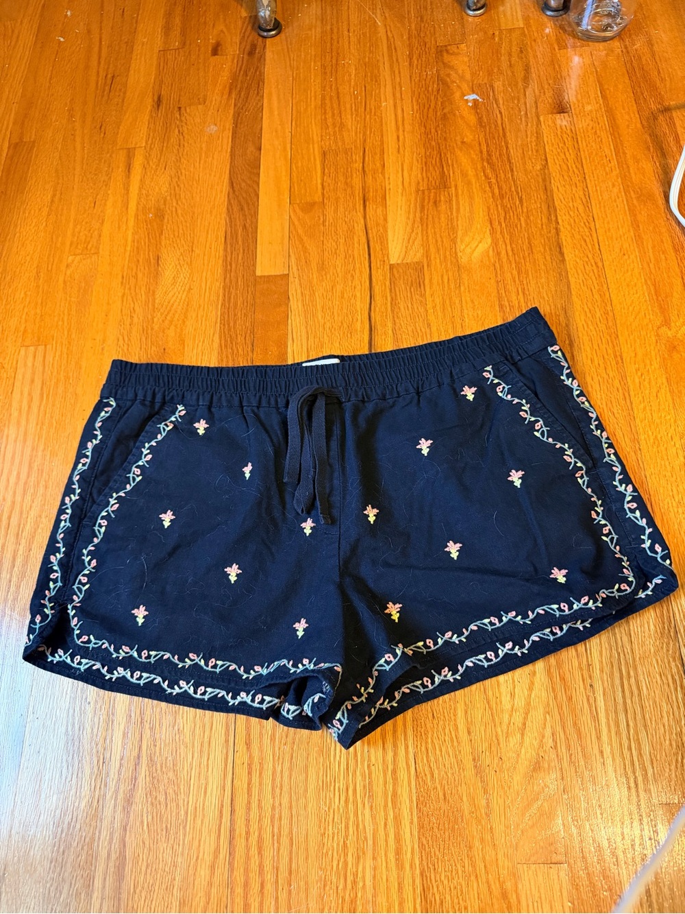 Women's black Embroidered Drawstring Shorts